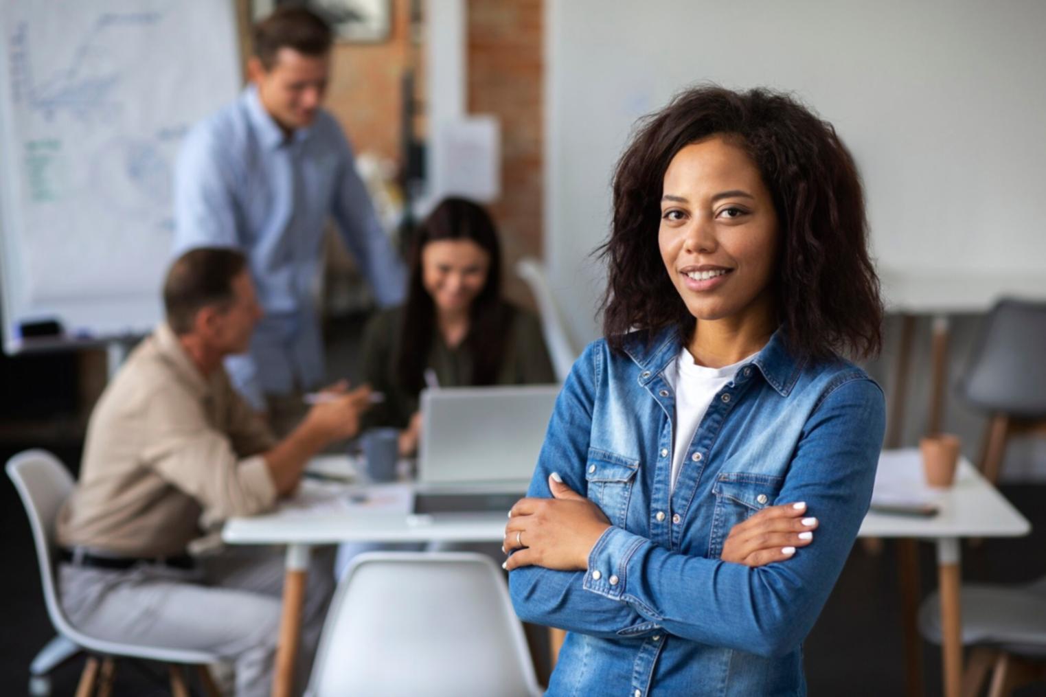 Étudiante internationale utilisant des outils de communication pour comprendre les finances